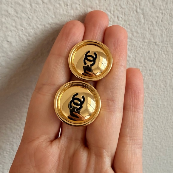🖤Vintage Chanel Gold CC Logo Earrings✨ - Picture 10 of 10